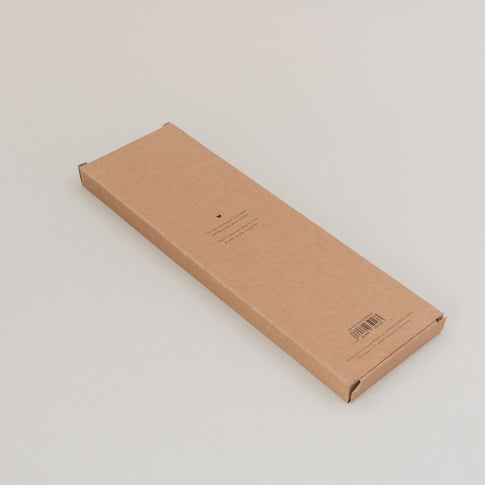 Rückseite der Verpackung vom Papiertannen 2er Set dunkelgrün aus Karton – flach, nachhaltig und platzsparend gestaltet.