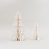 Zwei naturweiße Papiertannen im 2er Set in Wabenoptik als nachhaltige Weihnachtsdeko vor hellem Hintergrund