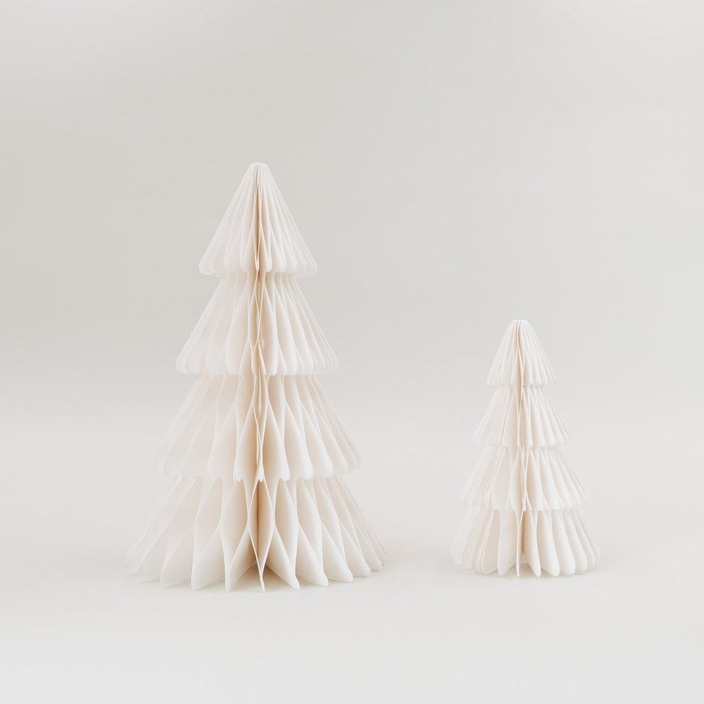 Zwei naturweiße Papiertannen im 2er Set in Wabenoptik als nachhaltige Weihnachtsdeko vor hellem Hintergrund