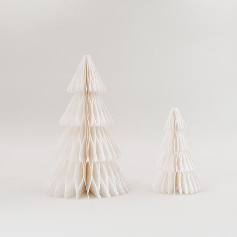 Zwei naturweiße Papiertannen im 2er Set in Wabenoptik als nachhaltige Weihnachtsdeko vor hellem Hintergrund