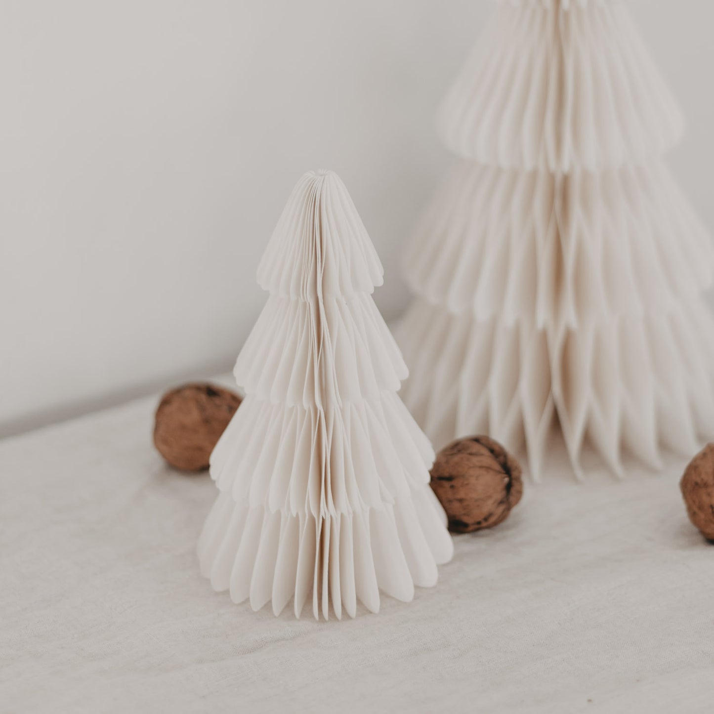 Kleine Papiertanne in Natur mit Walnüssen als festliche Deko-Idee