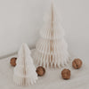 Große und kleine Papiertanne in Naturfarbe mit Walnüssen dekoriert