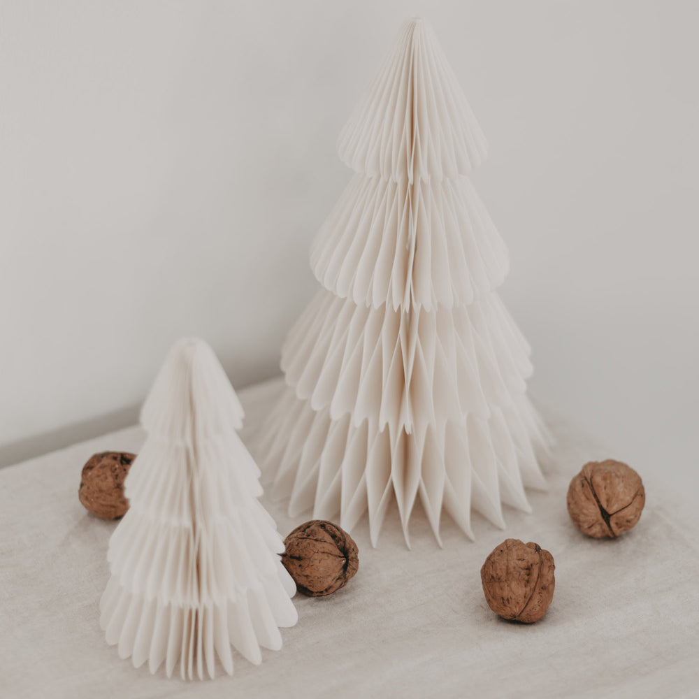 Große und kleine Papiertanne in Naturfarbe mit Walnüssen dekoriert