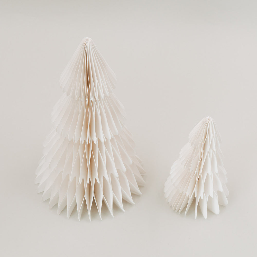 Papiertannen Set in Natur aus Papier mit Wabenoptik, von oben fotografiert, stilvoll und dezent