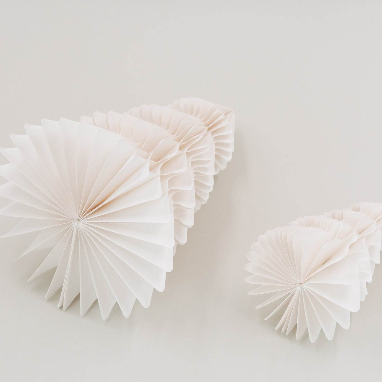 Liegende Papiertannen in Naturoptik zeigen die wabenförmige Struktur und flache Lagerung