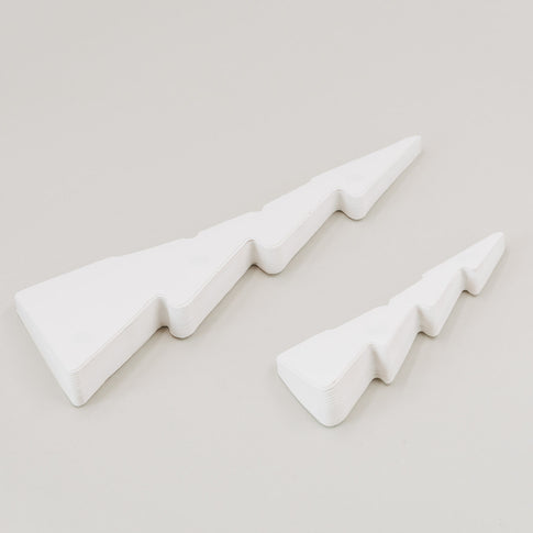 Flach gefaltete naturweiße Papiertannen  mit Magnetverschluss