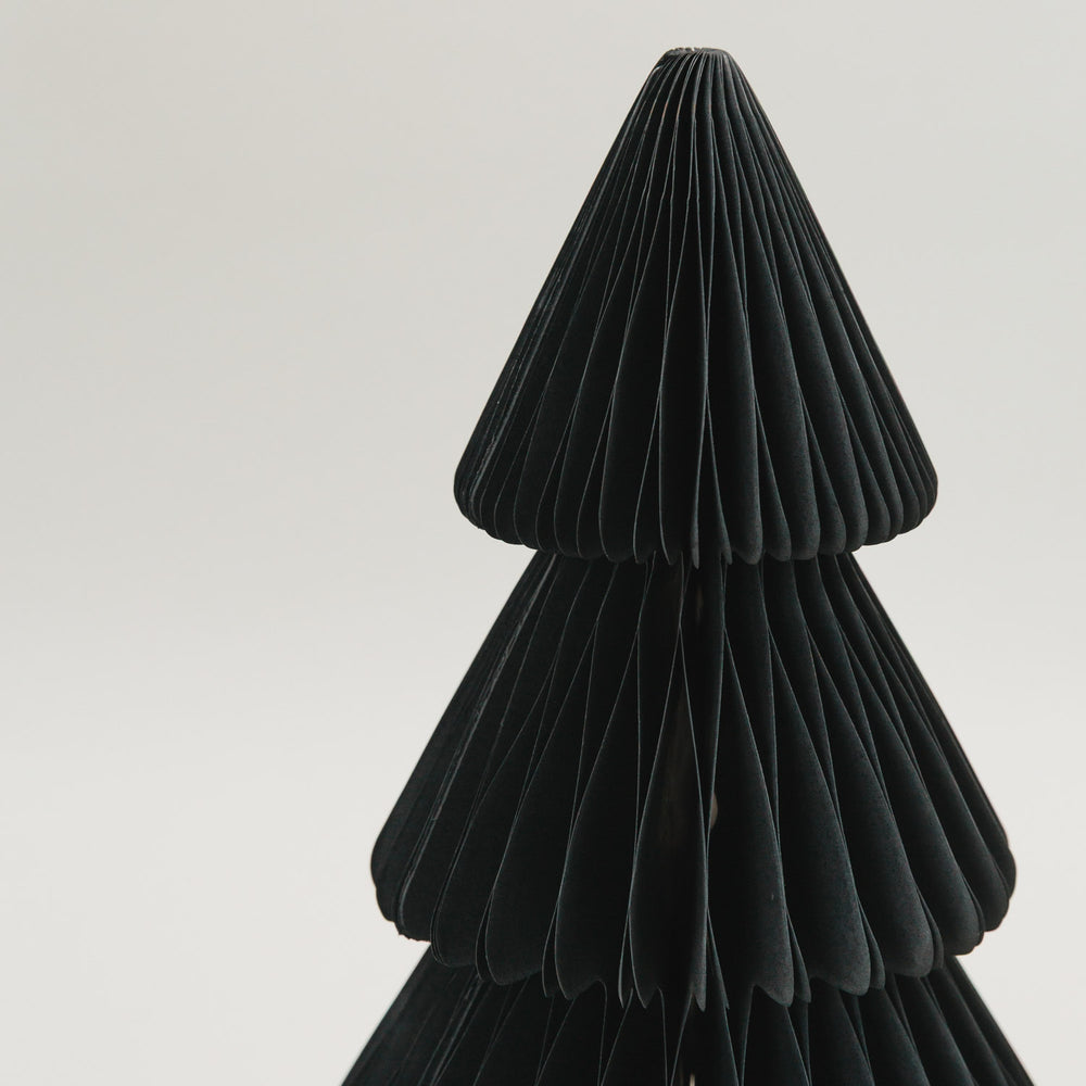 Nahaufnahme der großen schwarzen Papiertanne – elegante Wabenstruktur als moderne Weihnachtsdekoration