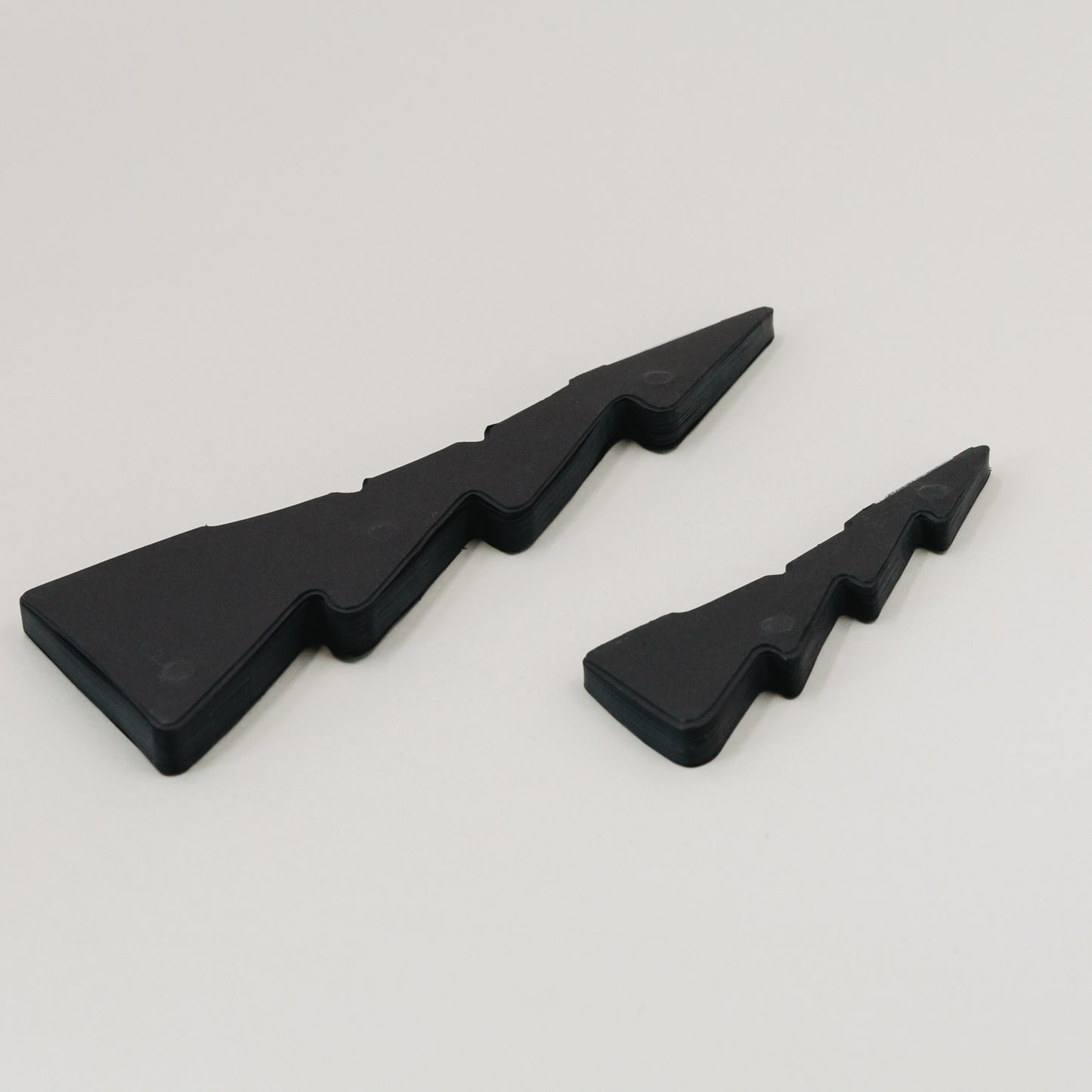 Zusammengefaltetes 2er Set Papiertannen Schwarz – platzsparend dank Magnetverschluss