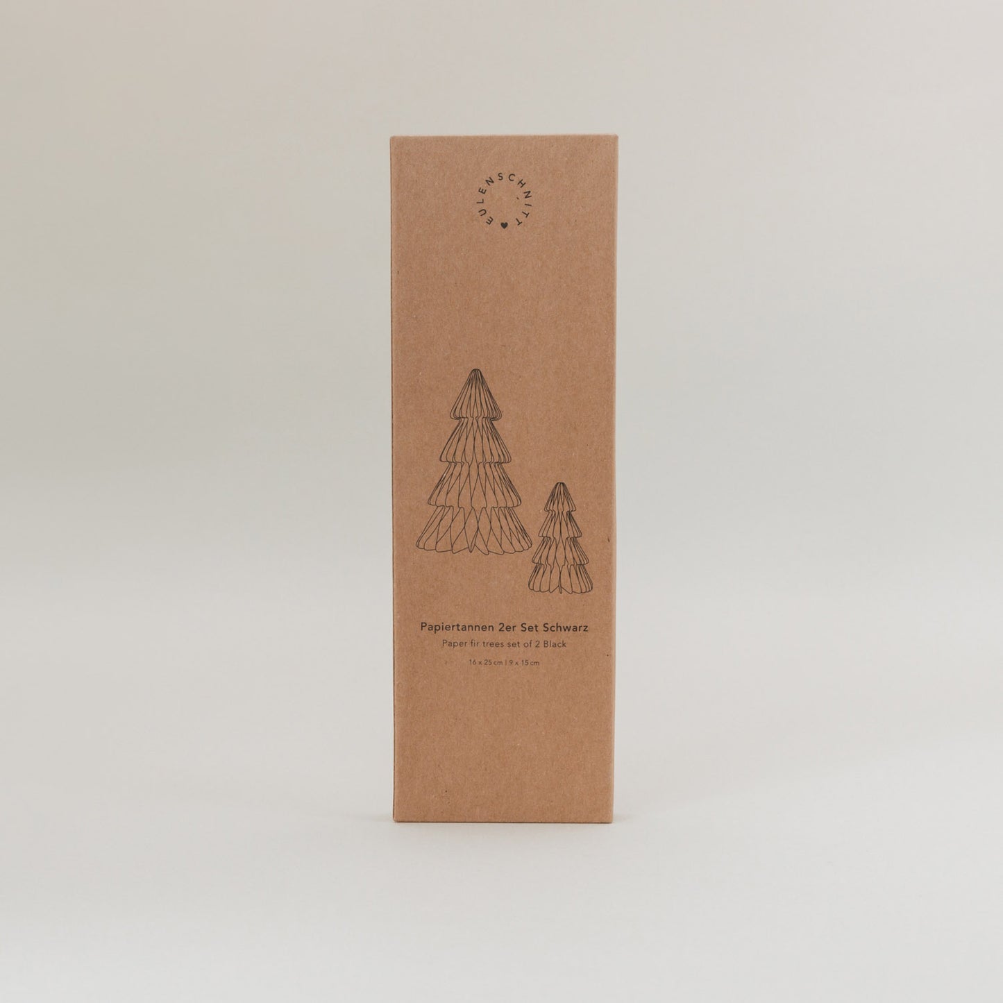 Verpackung Vorderseite: Papiertannen 2er Set Schwarz in natürlichem Karton mit Skizze