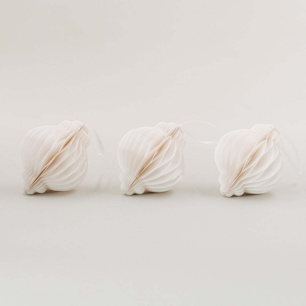 Drei Papieranhänger in Naturfarbe mit Wabenstruktur – dekorativ und elegant für den Weihnachtsbaum