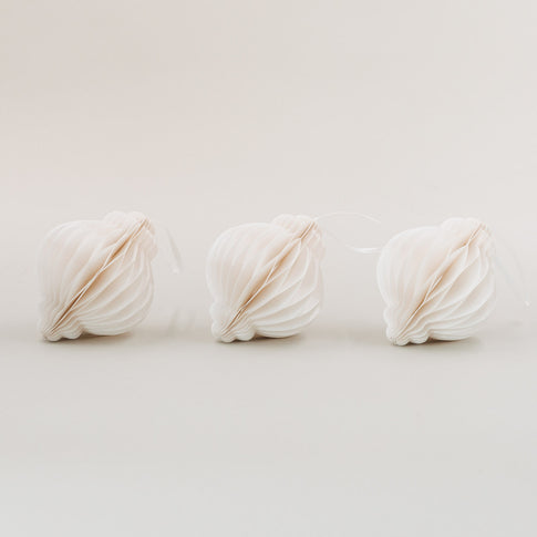 Drei Papieranhänger in Naturfarbe mit Wabenstruktur – dekorativ und elegant für den Weihnachtsbaum