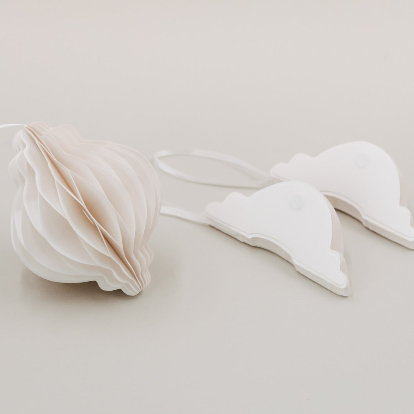 Papieranhänger auseinandergefaltet und zwei flache Anhängerhälften mit Magnetverschluss daneben