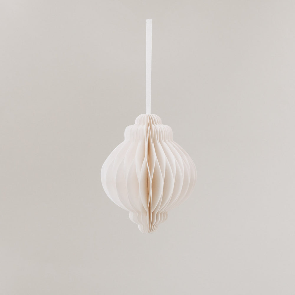 Papieranhänger in Naturfarbe in Tropfenform mit Wabenstruktur und weißem Band zum Aufhängen