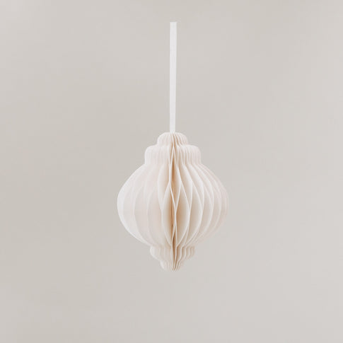 Papieranhänger in Naturfarbe in Tropfenform mit Wabenstruktur und weißem Band zum Aufhängen