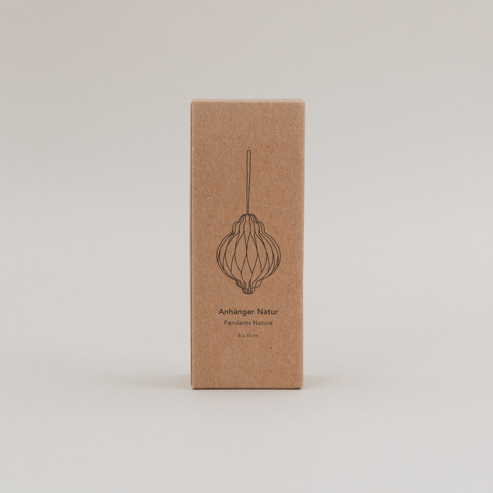 Verpackung aus Kraftpapier mit Aufdruck „Anhänger Natur“ für 3er Set Papieranhänger, 8 x 10 cm