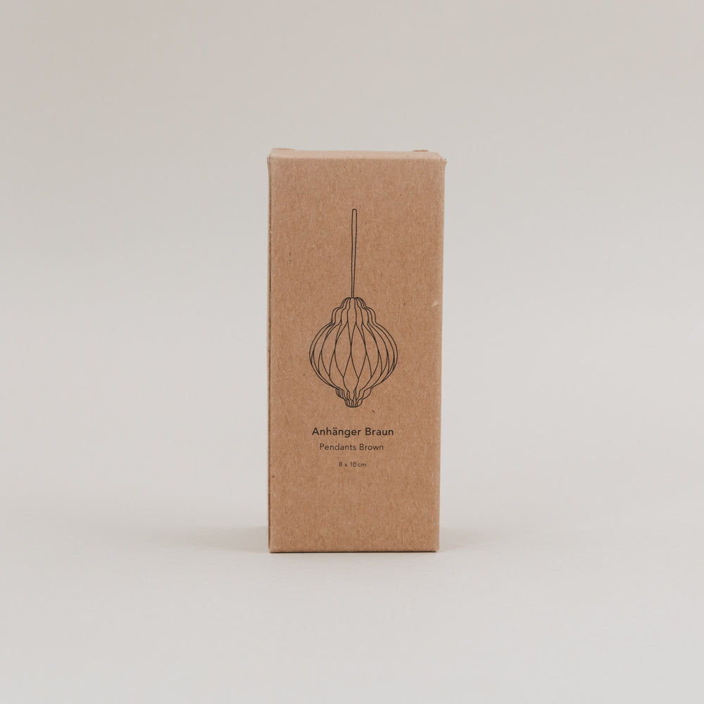 Braunes Papieranhänger Set in dekorativer Produktverpackung mit gezeichneter Anhänger-Silhouette, 8 × 10 cm.