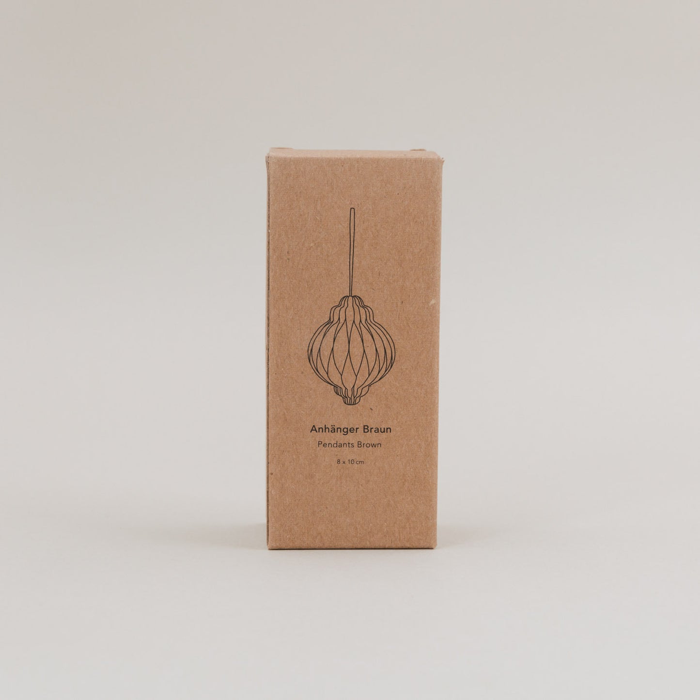 Braunes Papieranhänger Set in dekorativer Produktverpackung mit gezeichneter Anhänger-Silhouette, 8 × 10 cm.