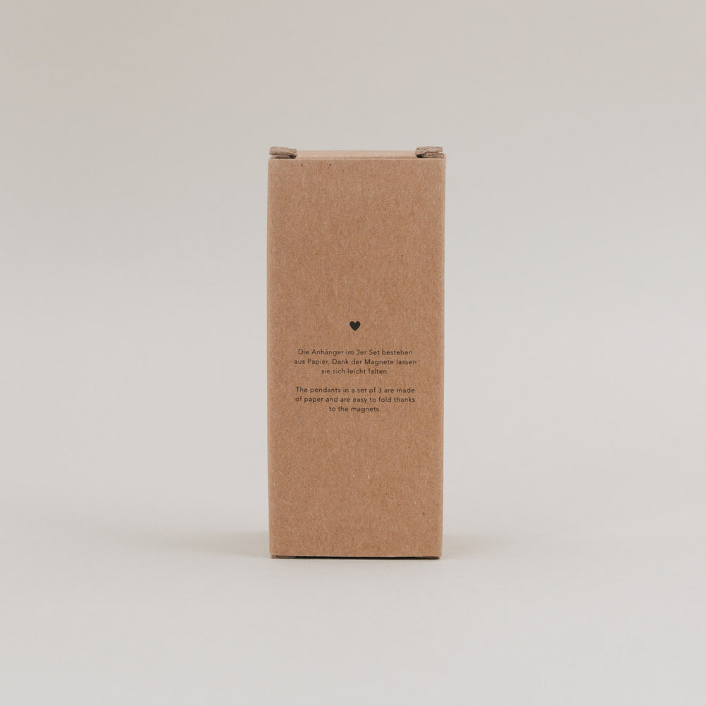 Rückseite der Verpackung mit Produktbeschreibung des braunen Papieranhänger 3er Sets aus hochwertigem Papier.