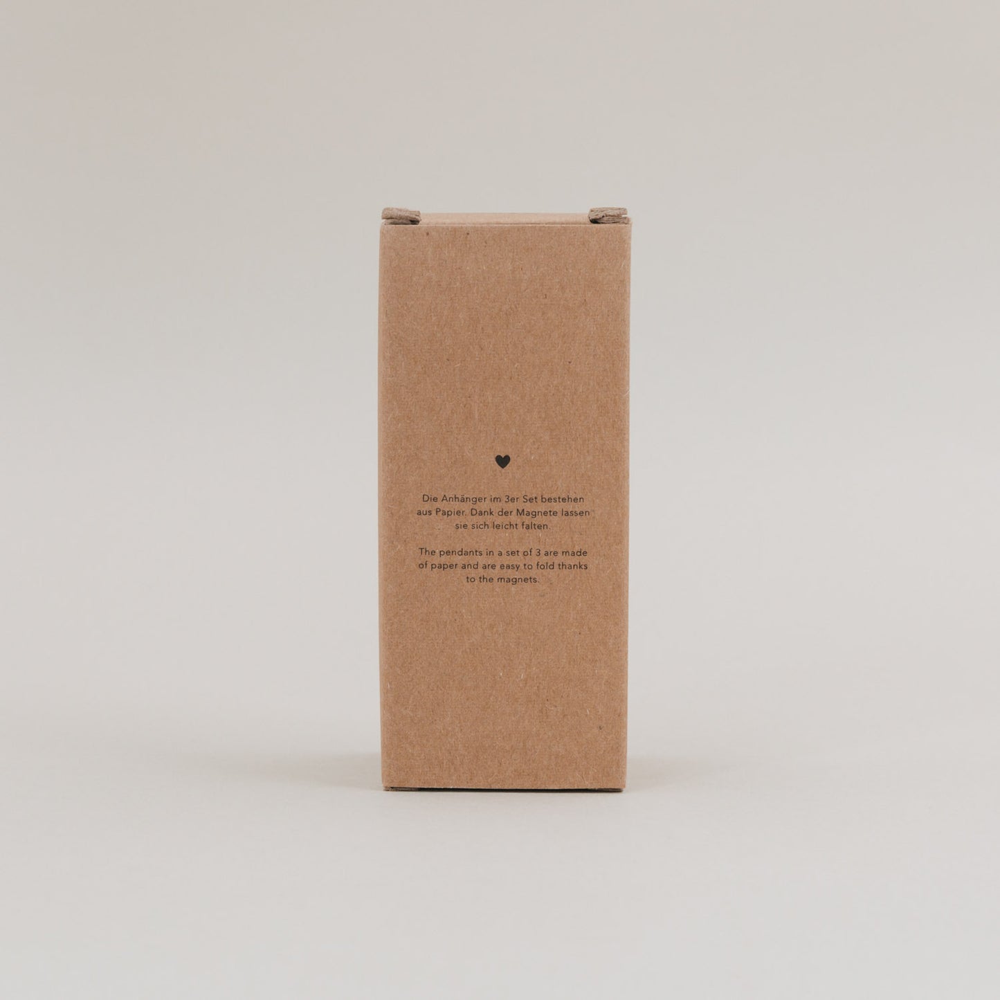 Rückseite der Verpackung mit Produktbeschreibung des braunen Papieranhänger 3er Sets aus hochwertigem Papier.