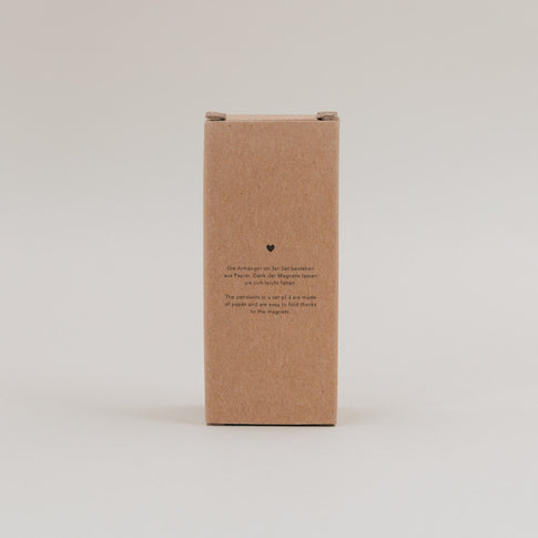 Rückseite der Verpackung mit Produktbeschreibung des braunen Papieranhänger 3er Sets aus hochwertigem Papier.