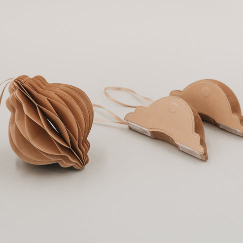 Ein geöffneter und zwei gefaltete Papieranhänger in Braun mit sichtbarem Magnetverschluss zur platzsparenden Aufbewahrung.