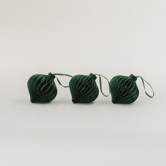 Drei dunkelgrüne Papieranhänger mit Wabenoptik aus dem 3er Set auf weißem Hintergrund nebeneinander liegend.