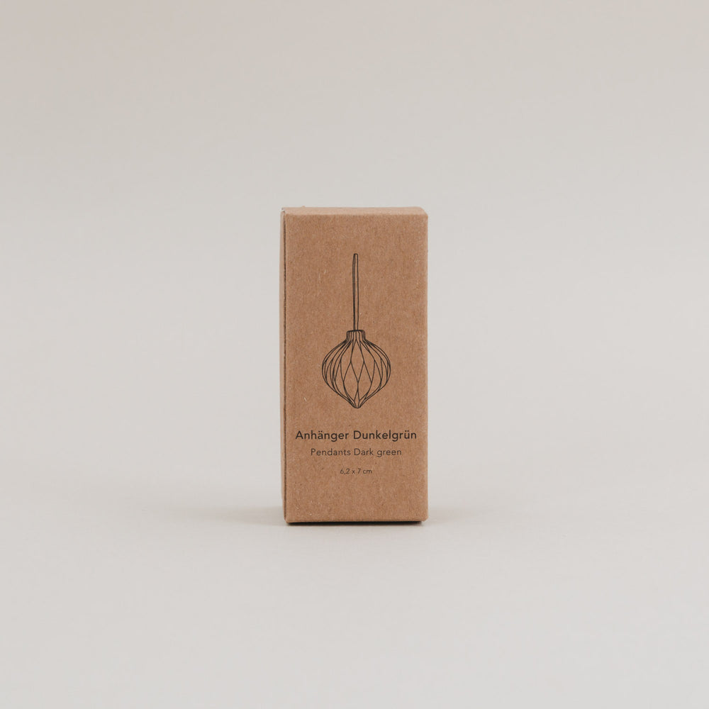 Verpackung des Papieranhänger Sets in Dunkelgrün mit gezeichneter Produktabbildung und Größenangabe.