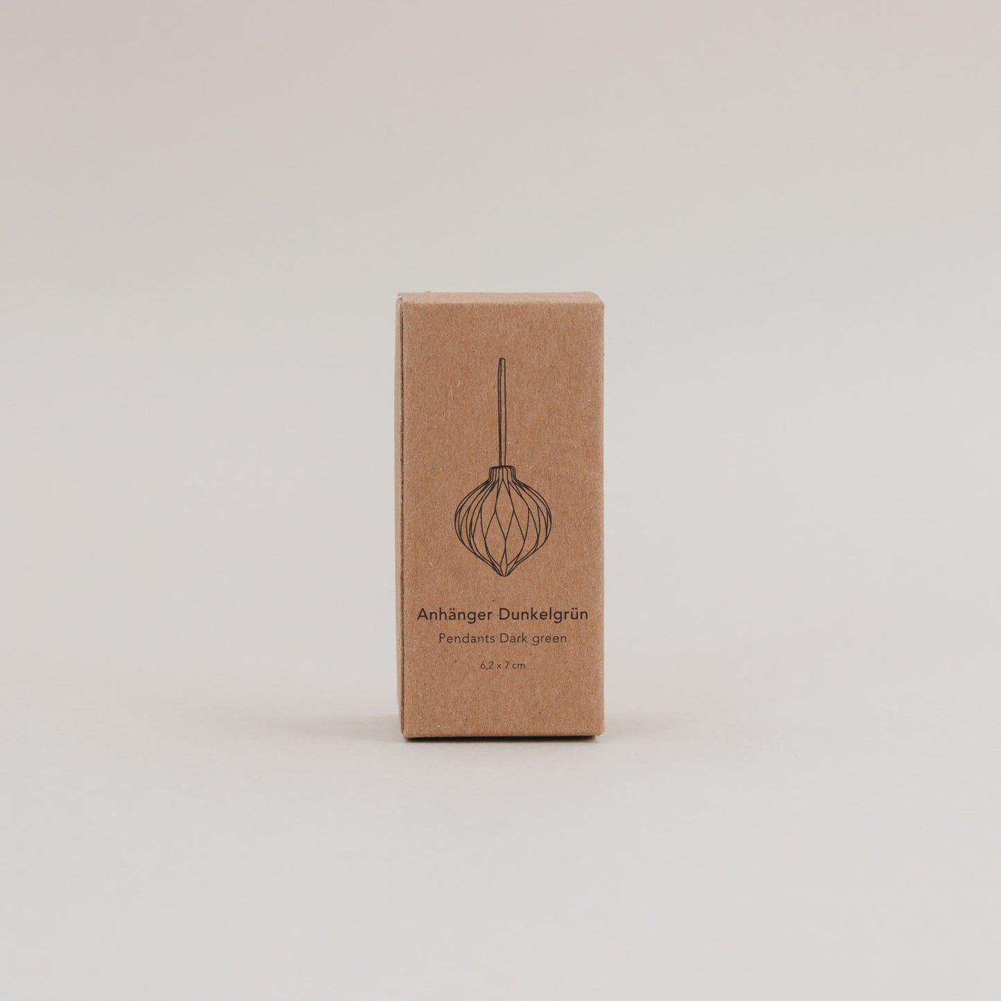 Verpackung des Papieranhänger Sets in Dunkelgrün mit gezeichneter Produktabbildung und Größenangabe.