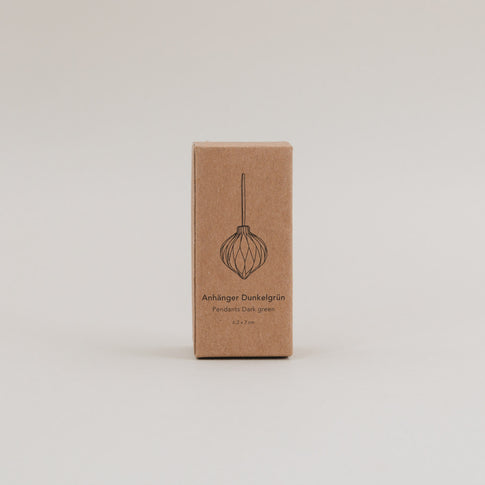 Verpackung des Papieranhänger Sets in Dunkelgrün mit gezeichneter Produktabbildung und Größenangabe.