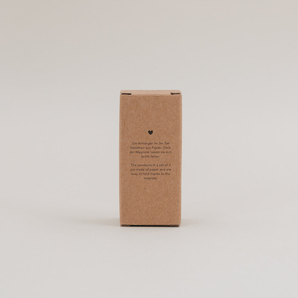 Rückseite der Verpackung mit Textangabe zu Material, Setinhalt und praktischen Magneten auf braunem Karton.