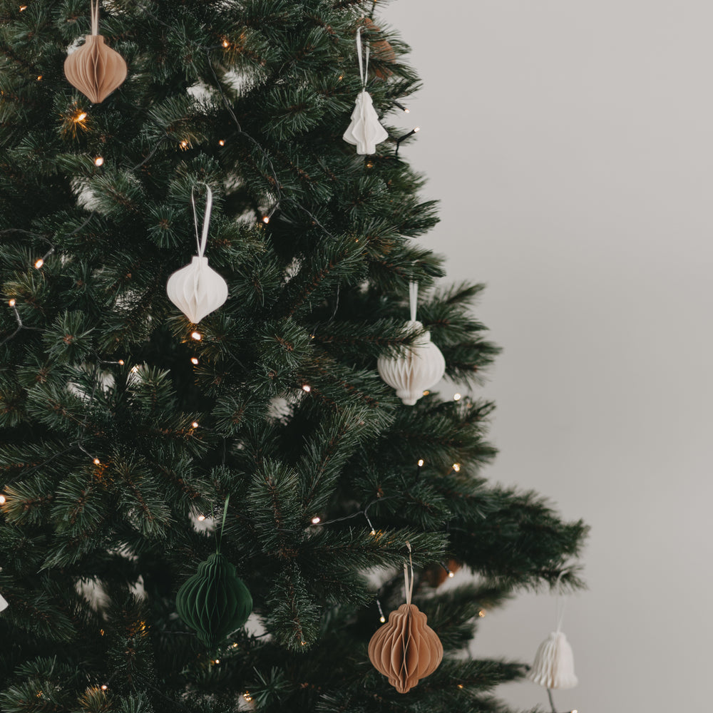 Papieranhänger in Weiß, Dunkelgrün und Braun am Weihnachtsbaum – modernes Farbkonzept zur Adventszeit