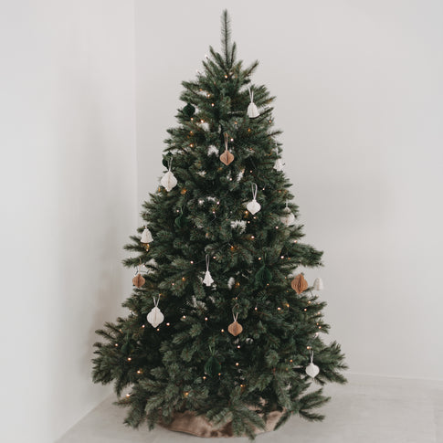 Weihnachtsbaum mit Papieranhängern in Natur, Braun und Grün – nachhaltige, stilvolle Deko für die Festtage