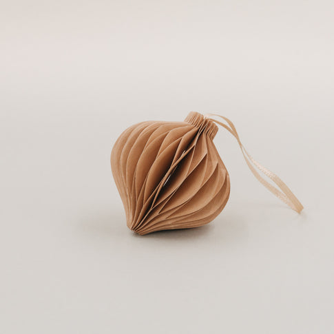 Ein brauner Papieranhänger mit dekorativer Fächerform und Satinband zum Aufhängen.