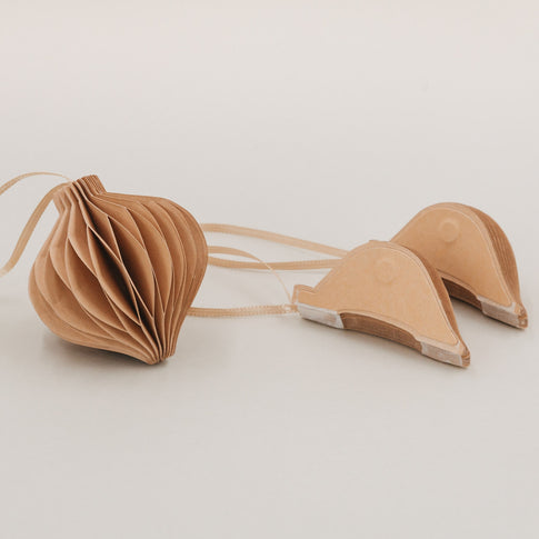 Geöffnete Papieranhänger mit sichtbaren Magneten zum einfachen Zusammenfalten.