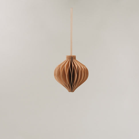 Brauner Papieranhänger schwebend an einem Band, vor neutralem Hintergrund.