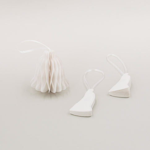 Papierglocke aufgefaltet mit zwei zusammengeklappten Anhängern daneben – zeigt praktischen Magnetverschluss.