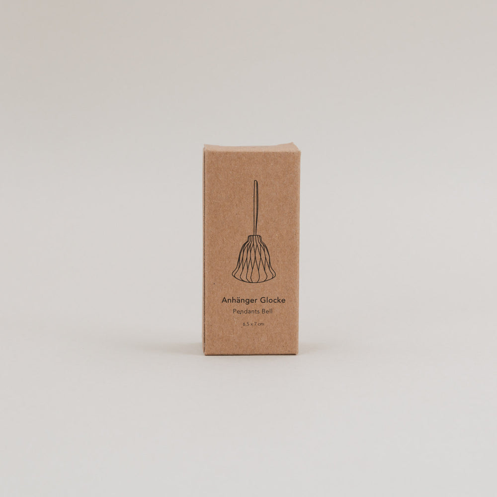 Nachhaltige Verpackung aus Kraftpapier mit Illustration und Produktbeschreibung der Papieranhänger Glocke.