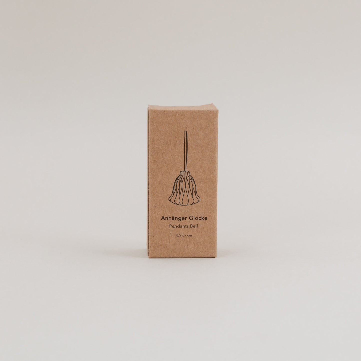 Nachhaltige Verpackung aus Kraftpapier mit Illustration und Produktbeschreibung der Papieranhänger Glocke.