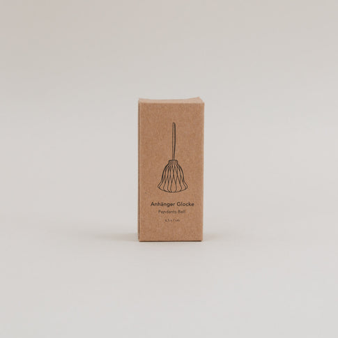 Nachhaltige Verpackung aus Kraftpapier mit Illustration und Produktbeschreibung der Papieranhänger Glocke.