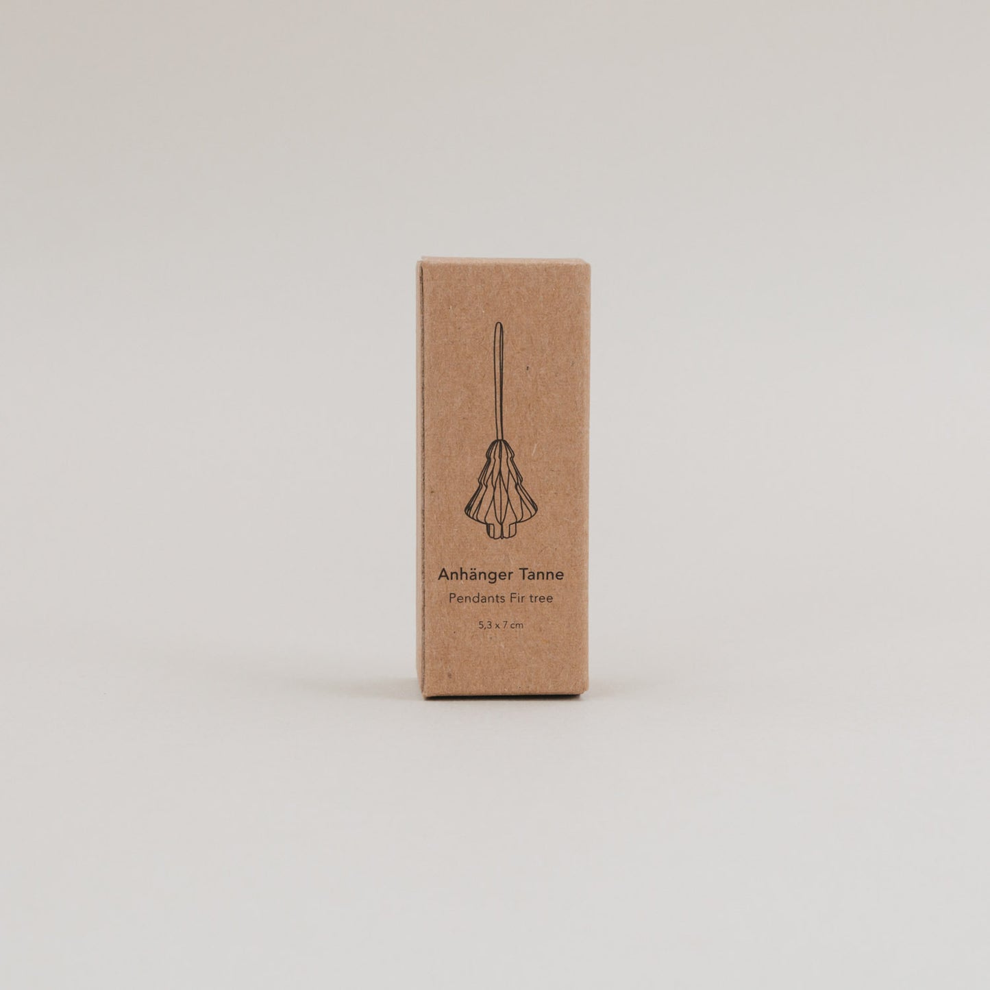 Vorderseite der Produktverpackung aus Kraftpapier mit Illustration eines Tannenanhängers und Produktbezeichnung.