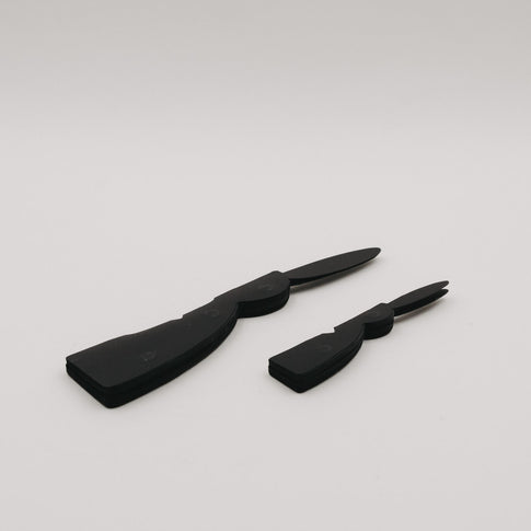 Zwei flache Papierhasen in Schwarz im ungefalteten Zustand als Deko-Set.