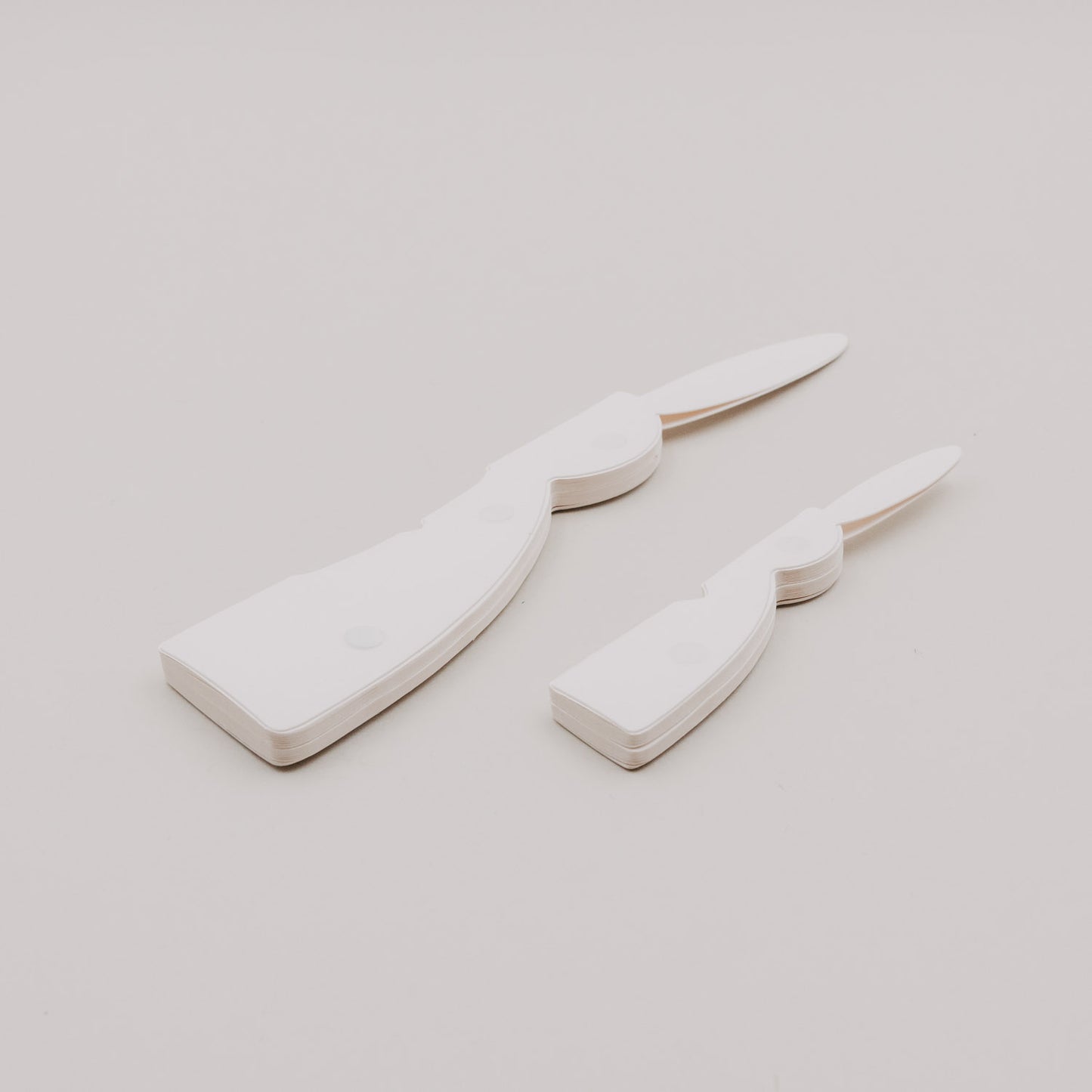 Flache Papierhasen-Elemente in Beige zum Aufklappen, Bestandteil des 2er Deko-Sets.