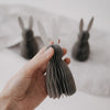 Kleiner grauer Papierhase im Honeycomb-Stil wird in der Hand präsentiert.