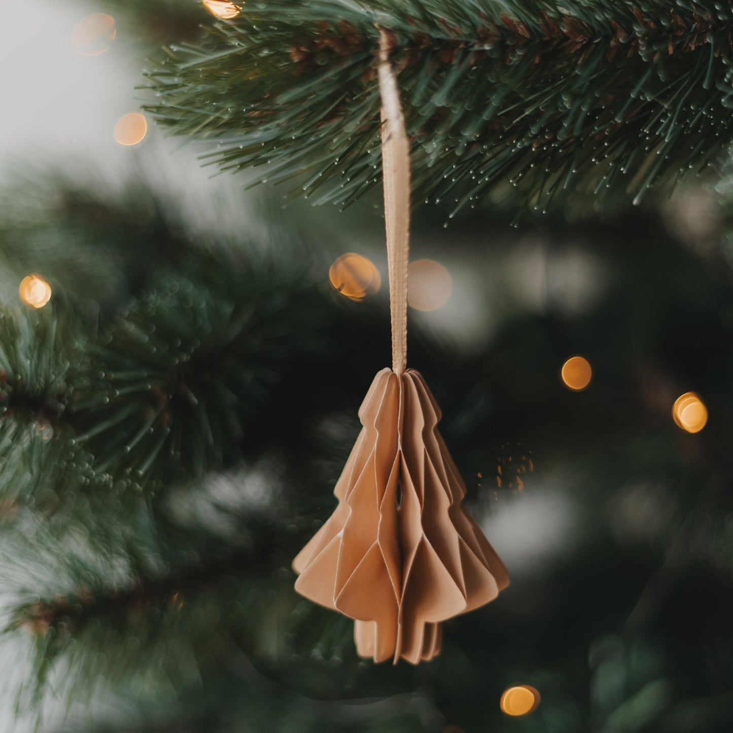 Brauner Papierbaum aus Papier als stilvoller Christbaumschmuck am Tannenzw