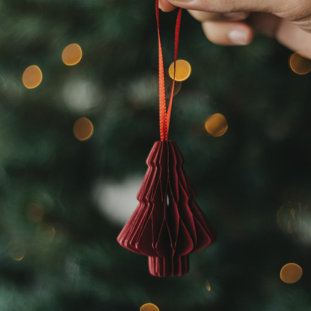 Rote Papiertanne mit Faltoptik als Weihnachtsanhänger