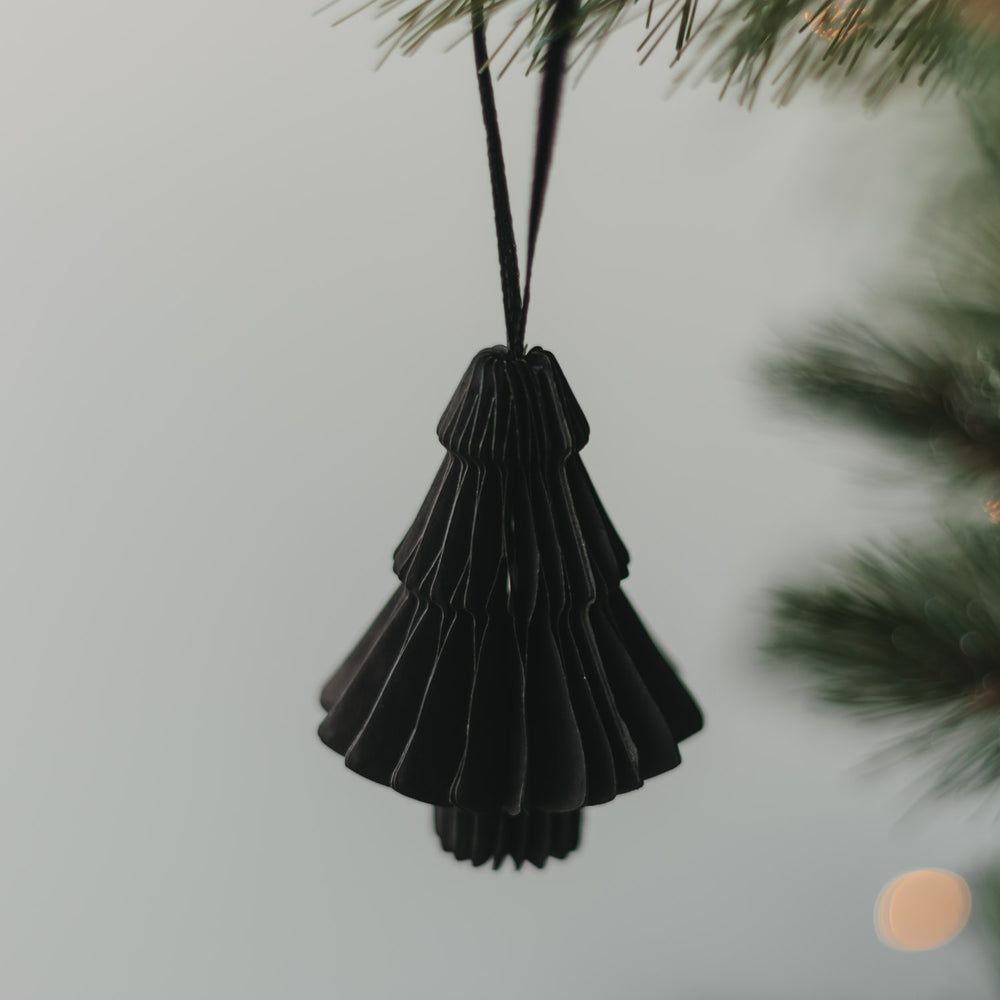 Schwarze Papiertanne mit Faltoptik als Christbaumschmuck am Weihnachtsbaum