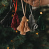 Papieranhänger Tanne in fünf Farben als stilvoller Christbaumschmuck für die Weihnachtsdekoration