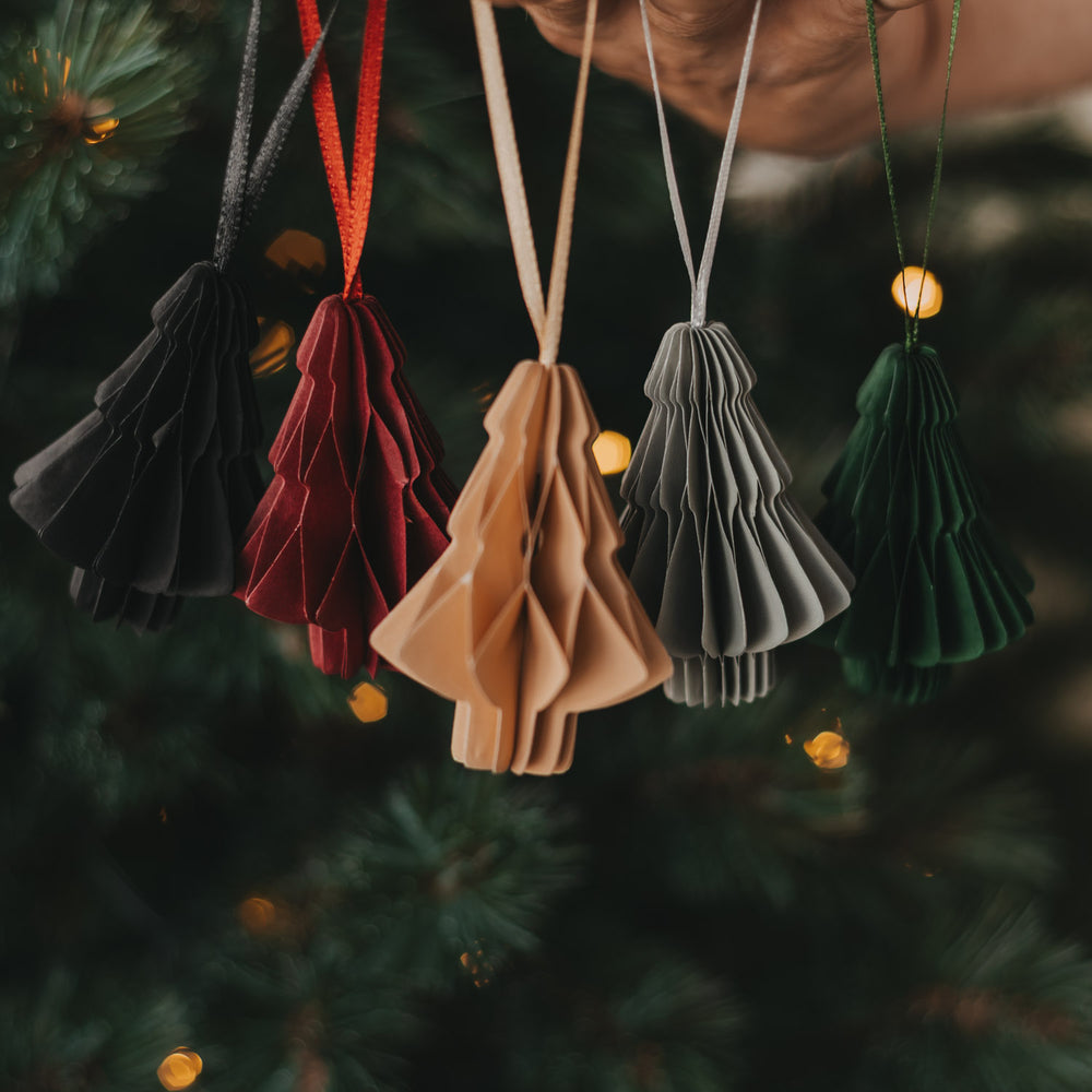Papieranhänger Tanne in fünf Farben als stilvoller Christbaumschmuck für die Weihnachtsdekoration