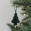 Grüne Papiertanne als Weihnachtsanhänger mit Faltoptik am Tannenzweig