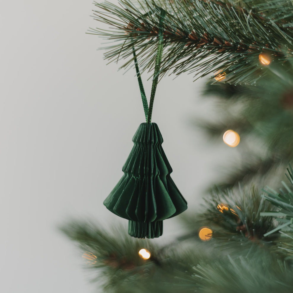 Grüne Papiertanne als Weihnachtsanhänger mit Faltoptik am Tannenzweig
